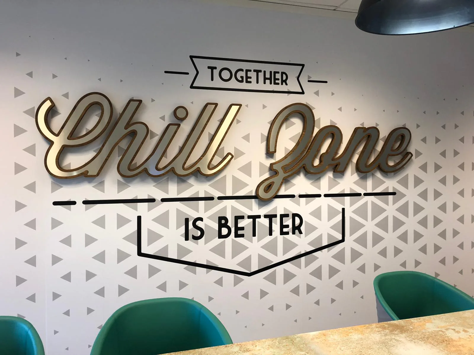 Lettrage 3D « Chill Zone » effet bois sur mur à motifs géométriques, bureaux AXA Banque