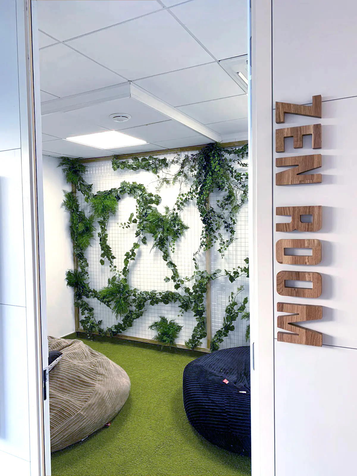 « Zen Room » AXA Banque : lettrage 3D bois, mur de lierre et sol en gazon