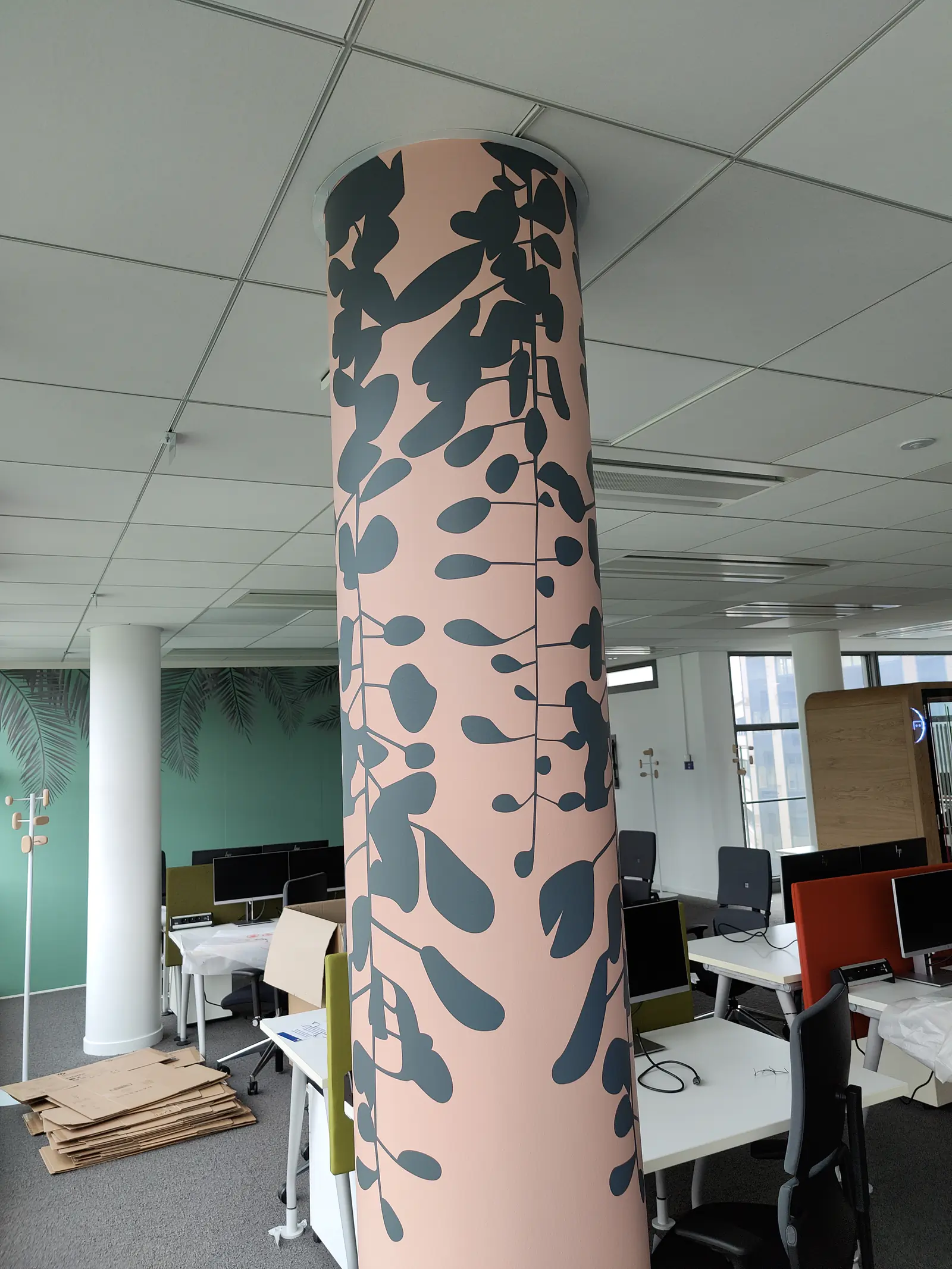 Poteaux habillés d'un covering à motif de feuillage, open space AXA