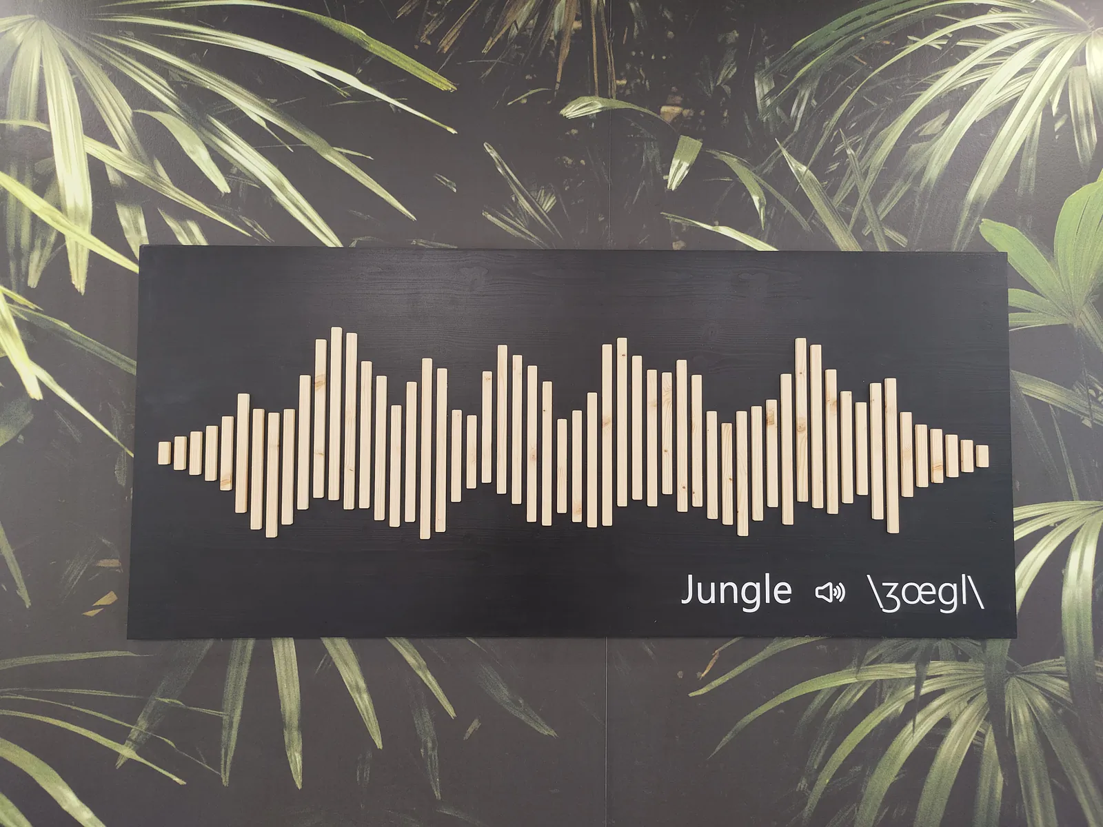 Onde sonore en lamelles de bois « Jungle » sur papier peint tropical, AXA