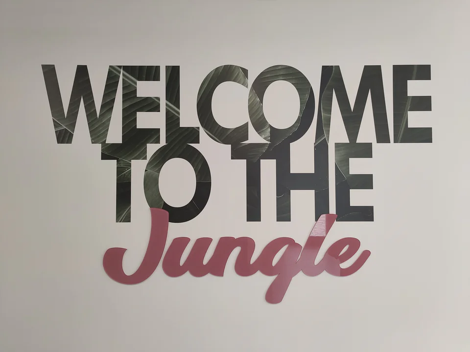 Lettrage « Welcome to the Jungle » en relief dans les bureaux AXA