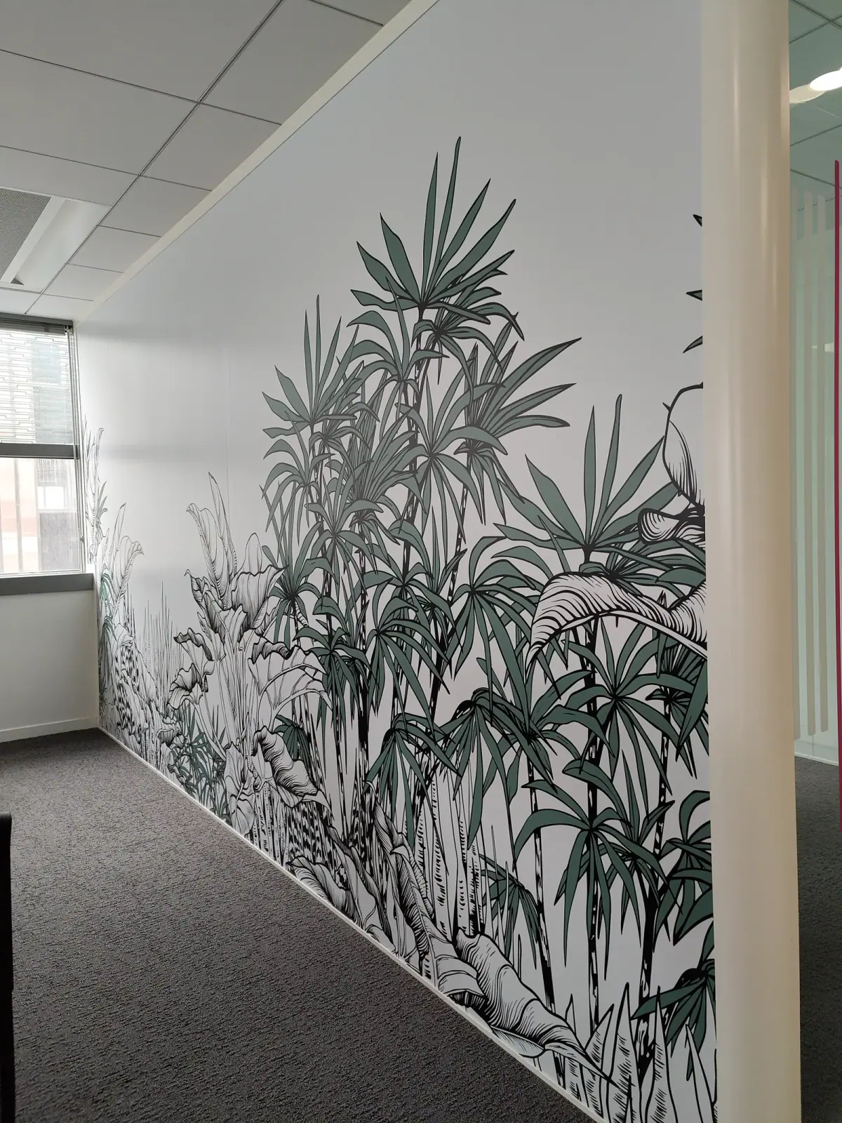 Papier peint jungle au trait vert et blanc dans un open space AXA