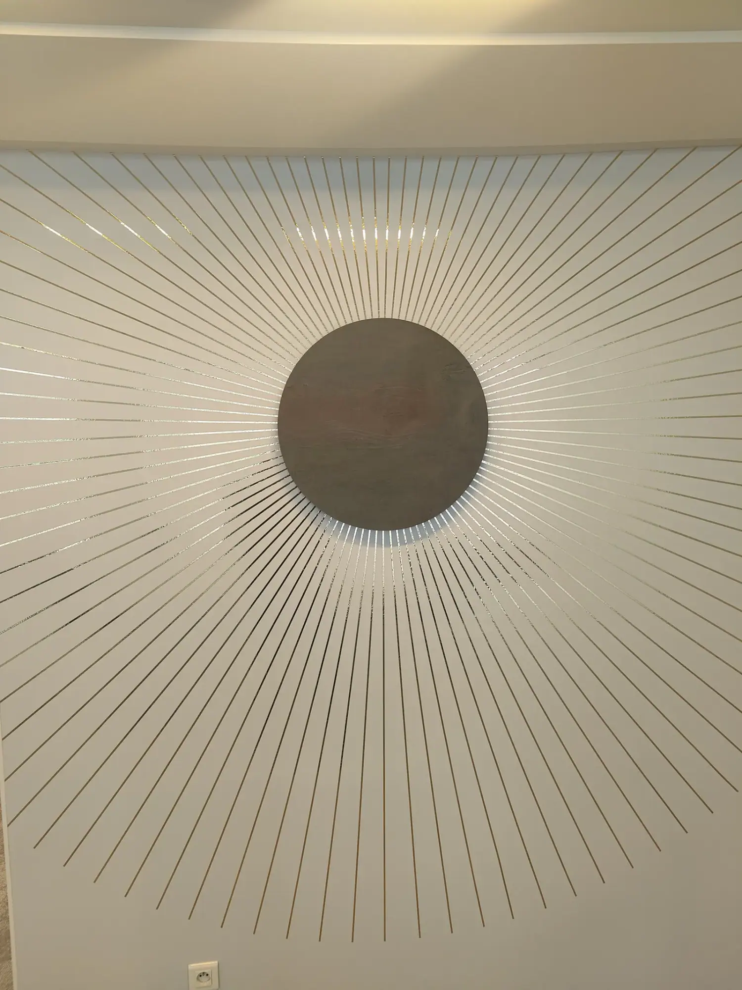Soleil en bois et rayons adhésifs sur mur courbe, bureaux AXA Opéra
