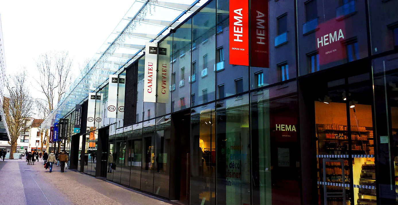 Galerie du centre commercial de Montreuil : kakémonos des enseignes Hema et Camaïeu suspendus le long des vitrines