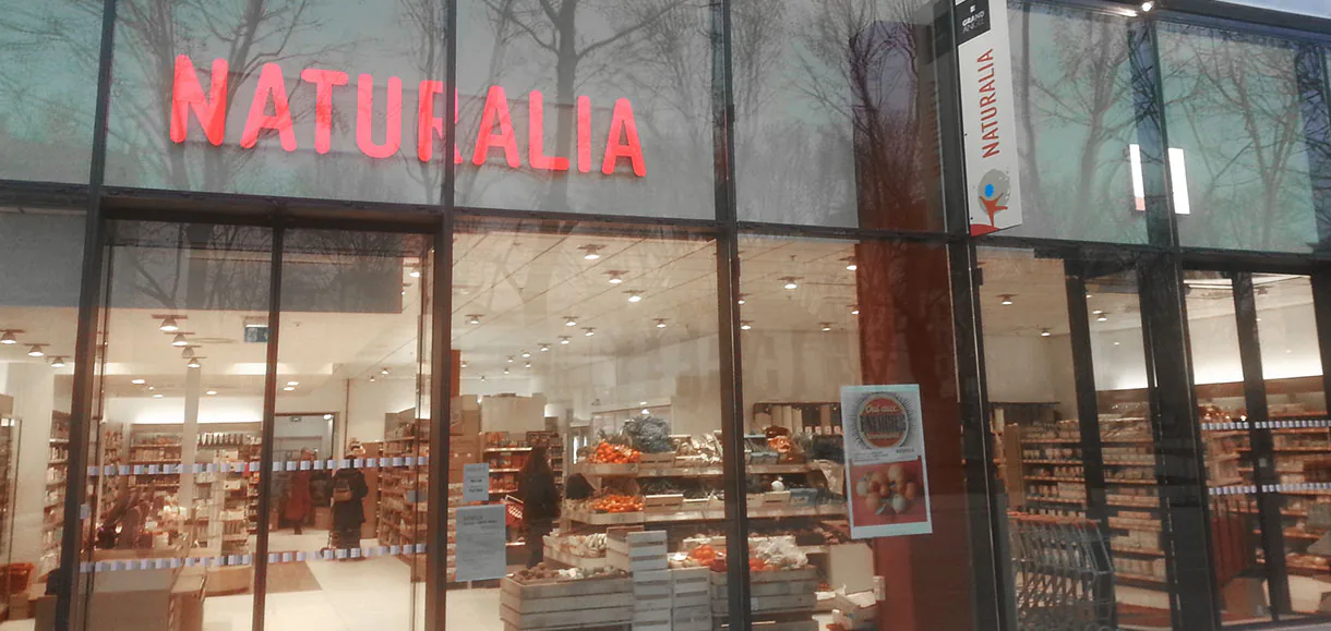 Vitrine Naturalia du centre commercial de Montreuil, signalétique en adhésif sur les portes vitrées