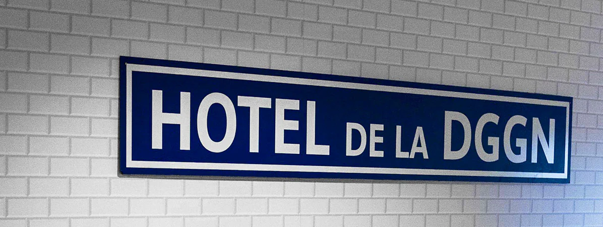 Plaque « Hotel de la DGGN » façon station sur carrelage de métro imprimé, décoration de l'accueil par Paristic
