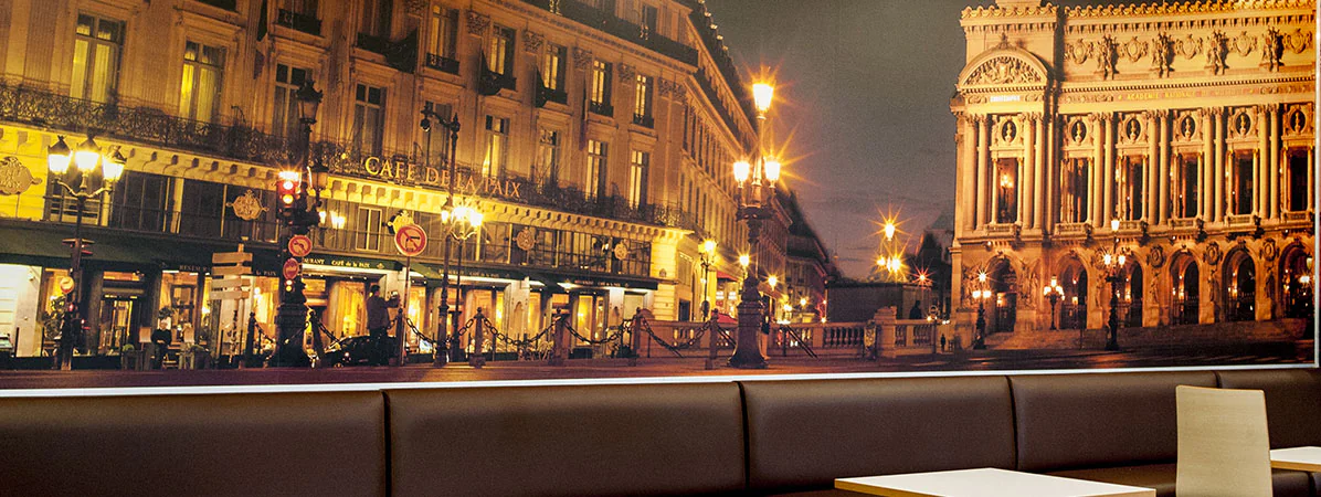 Cafétéria de la DGGN : adhésif mural panoramique de l'Opéra Garnier de nuit au-dessus des banquettes