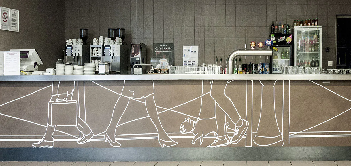 Bar de la cafétéria DGGN habillé d'un dessin au trait blanc de passants et d'un chien en adhésif découpé