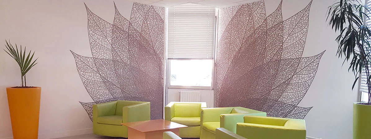 Hall d'accueil Humanis : adhésif mural à motif de feuilles nervurées derrière un salon de fauteuils verts, par Paristic