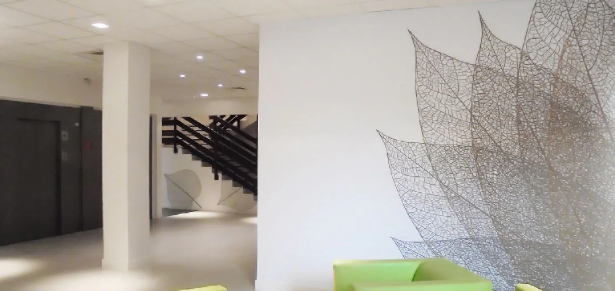 Décoration murale végétale Humanis près des ascenseurs du hall : grande feuille nervurée en adhésif imprimé
