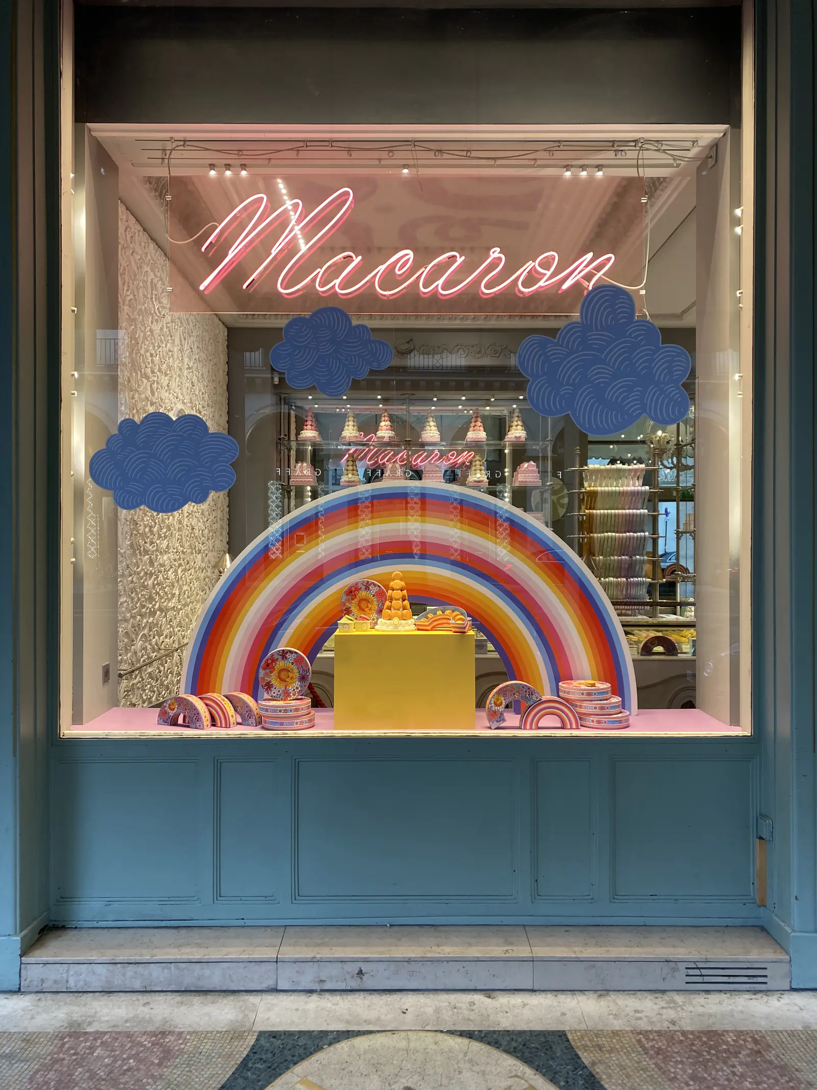 Vitrine Ladurée : arc-en-ciel en volume et nuages découpés sous l'enseigne « Macaron »