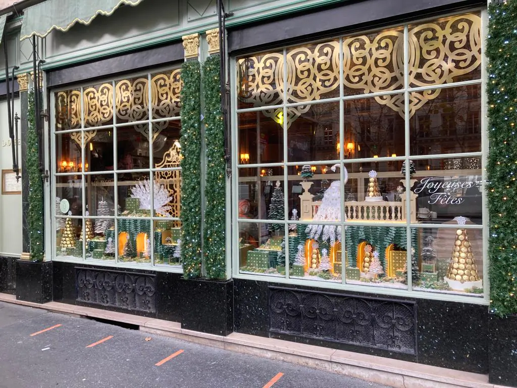 Vitrine de fin d'année Ladurée aux tons bleu, or et blanc, décor en volume