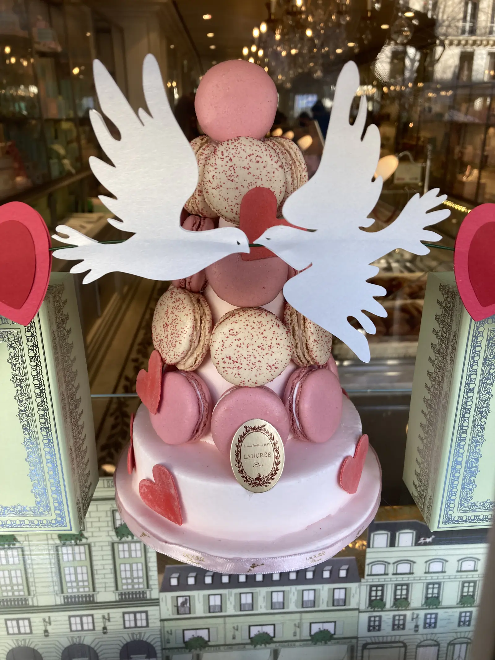Vitrine Saint-Valentin des 160 ans de Ladurée : colombes, dalmatiens et palmier en volume