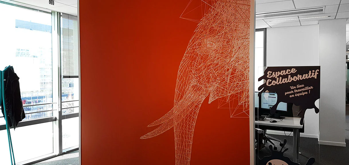 Bureaux des Terrasses de l'Arche : éléphant stylisé en lignes blanches sur mur orange, près d'un open space