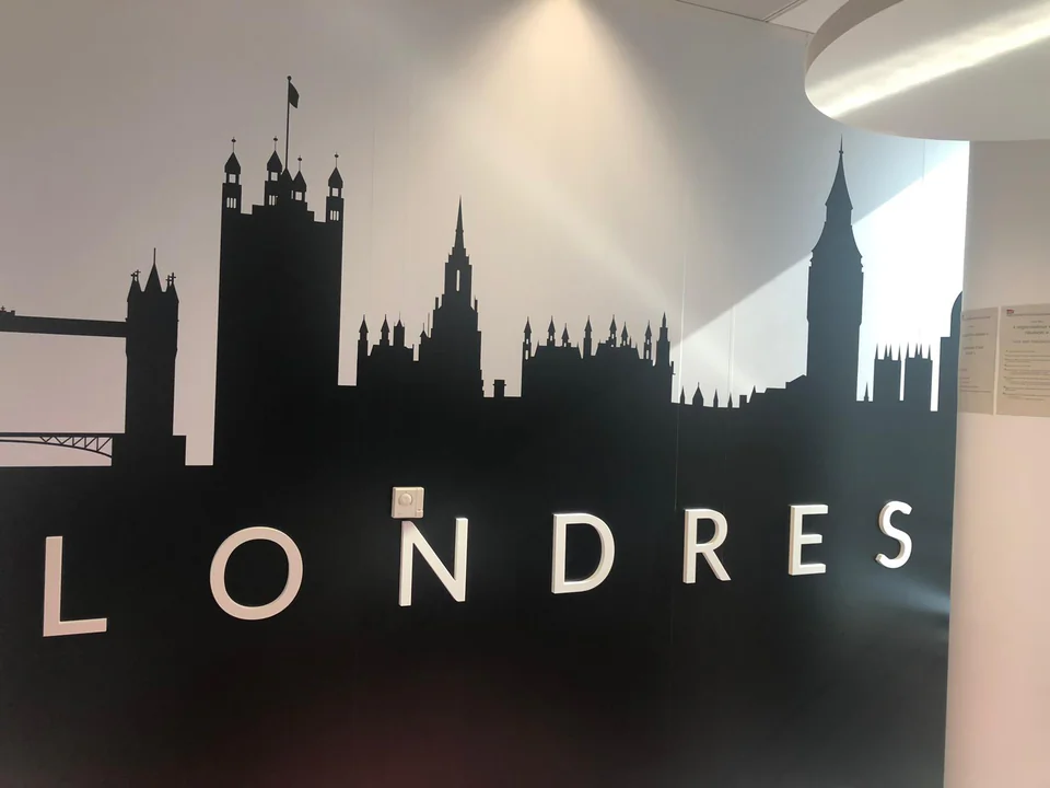 Mur de salle de réunion avec la silhouette de Londres et le nom en lettres blanches en relief
