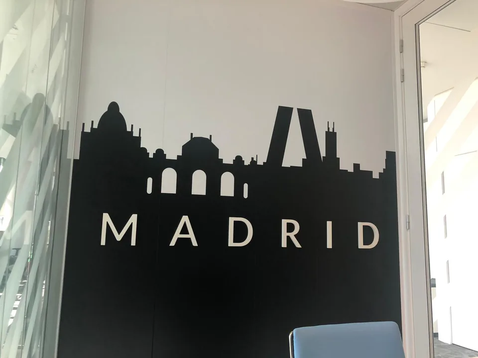 Mur de salle de réunion avec la silhouette de Madrid et le nom en lettres blanches en relief