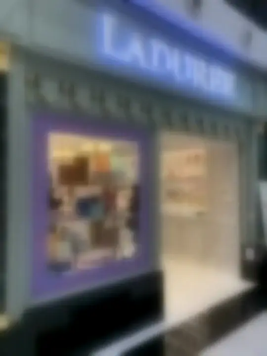 Décoration de vitrine de magasin : faites entrer les passants