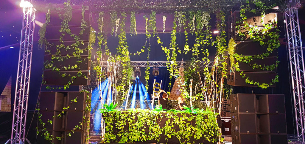 Décoration d'une scène de spectacle en végétaux