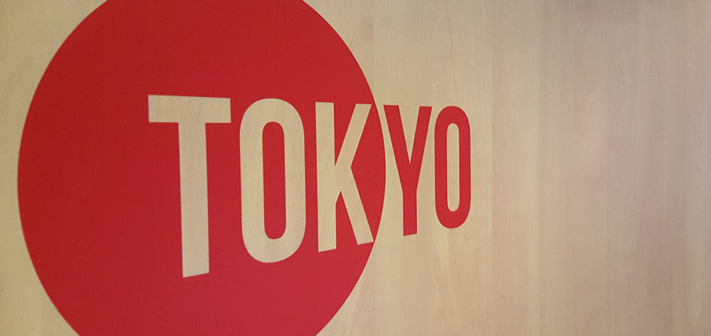 Signalétique sur mesure pour bureaux avec un stickers "Tokyo"
